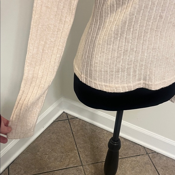 V-Neck Ribbed Sweater - Picture 3 of 4